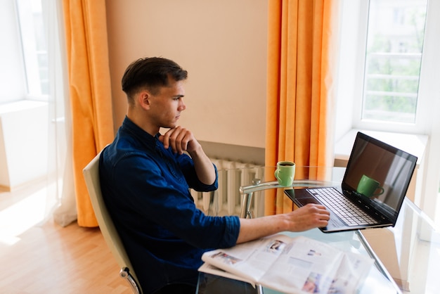 Zakenman gekleed in shirt met videogesprek op computer in het thuiskantoor, isolatie