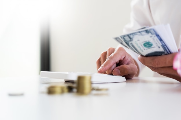 zakenman geld tellen aan de tafel, boekhouding