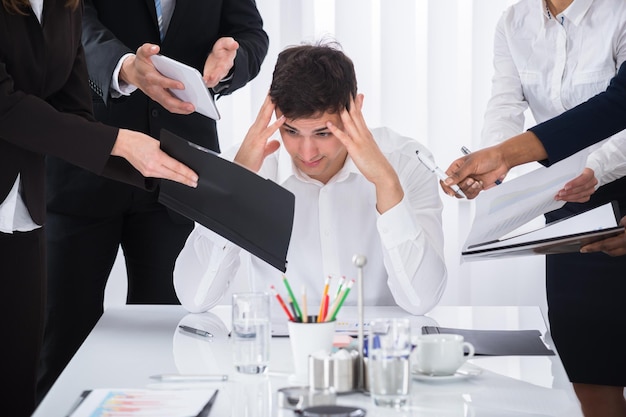 Zakenman gestrest op het werk