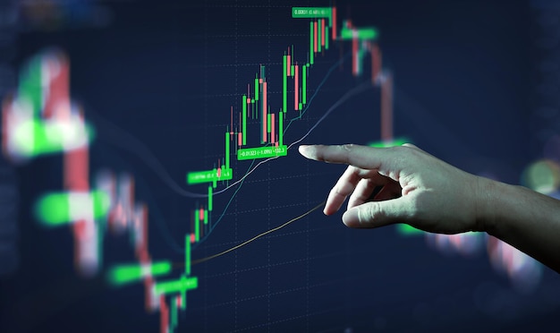 Zakenman hand analyseren financiële beurs grafiek aan boord trading data index investeringen groei grafiek cryptocurrency en forex concept