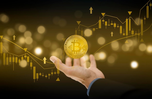 Zakenman Hand houden bitcoins als onderdeel van een zakelijk netwerk op gouden achtergrond. bitcoin cryptocurrency-ideeënconcept en virtueel financieel grafiekdiagram, digitaal symbool van een nieuwe virtuele valuta