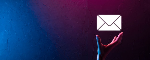 Zakenman hand met e-mailpictogram, neem contact met ons op via nieuwsbrief e-mail en bescherm uw persoonlijke gegevens tegen spam-e-mail. Klantenservice callcenter contacteer ons concept