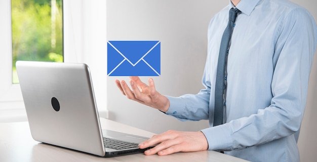 Zakenman hand met e-mailpictogram, neem contact met ons op via nieuwsbrief e-mail en bescherm uw persoonlijke gegevens tegen spam-e-mail. Klantenservice callcenter contacteer ons concept