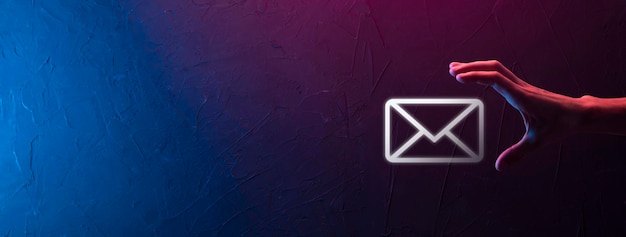 Zakenman hand met e-mailpictogram, neem contact met ons op via nieuwsbrief e-mail en bescherm uw persoonlijke gegevens tegen spam-e-mail. Klantenservice callcenter contacteer ons concept