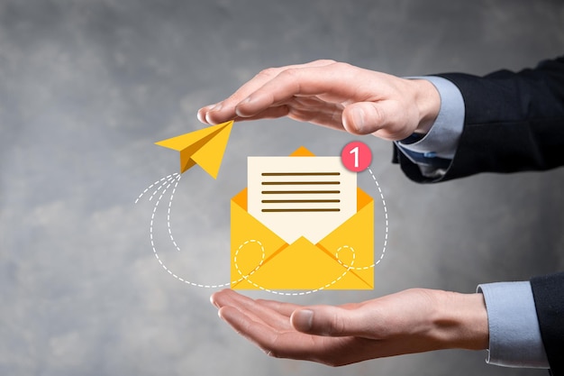 Zakenman hand met e-mailpictogram, neem contact met ons op via nieuwsbrief e-mail en bescherm uw persoonlijke gegevens tegen spam-e-mail. Klantenservice callcenter contacteer ons concept