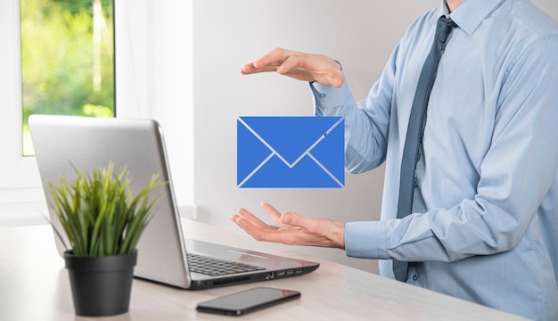 Zakenman hand met e-mailpictogram, neem contact met ons op via nieuwsbrief e-mail en bescherm uw persoonlijke gegevens tegen spam-e-mail. Klantenservice callcenter contacteer ons concept.