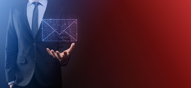 Zakenman hand met e-mailpictogram Neem contact met ons op via nieuwsbrief e-mail en bescherm uw persoonlijke gegevens tegen spammail Klantenservice callcenter contacteer ons concept