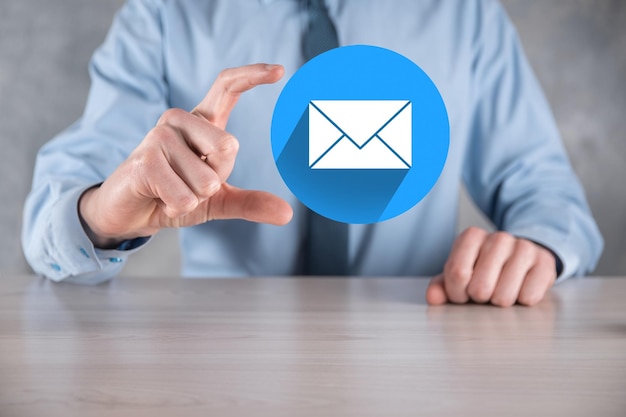 Zakenman hand met letter iconemail iconenNeem contact met ons op via nieuwsbrief e-mail en bescherm uw persoonlijke gegevens tegen spam mailKlantenservice callcenter neem contact met ons opE-mail marketing nieuwsbrief