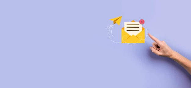 Zakenman hand met letter iconemail iconenNeem contact met ons op via nieuwsbrief e-mail en bescherm uw persoonlijke gegevens tegen spam mailKlantenservice callcenter neem contact met ons opE-mail marketing nieuwsbrief