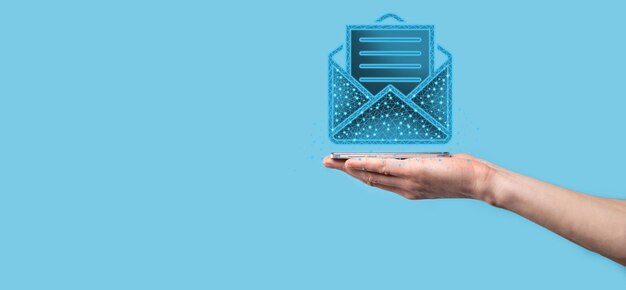 Zakenman hand met letterpictogram, e-mail iconen. Neem contact met ons op via nieuwsbrief e-mail en bescherm uw persoonlijke gegevens tegen spam mail. Klantenservice callcenter contact met ons op. E-mail marketing nieuwsbrief.