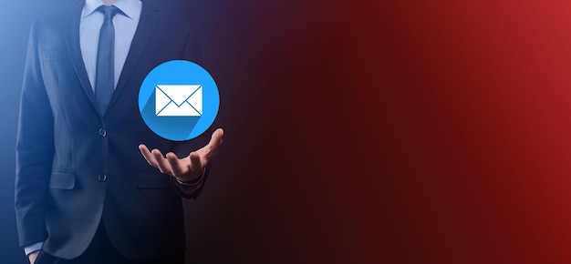 Zakenman hand met letterpictogram, e-mail iconen. Neem contact met ons op via nieuwsbrief e-mail en bescherm uw persoonlijke gegevens tegen spam mail. Klantenservice callcenter contact met ons op. E-mail marketing nieuwsbrief.