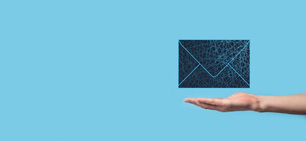 Foto zakenman hand met letterpictogram, e-mail iconen. neem contact met ons op via nieuwsbrief e-mail en bescherm uw persoonlijke gegevens tegen spam mail. klantenservice callcenter contact met ons op. e-mail marketing nieuwsbrief.