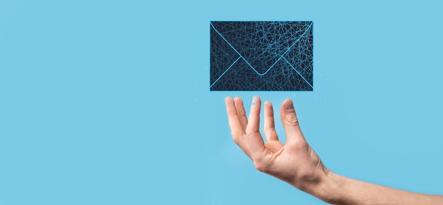 Zakenman hand met letterpictogram, e-mail iconen. Neem contact met ons op via nieuwsbrief e-mail en bescherm uw persoonlijke gegevens tegen spam mail. Klantenservice callcenter contact met ons op. E-mail marketing nieuwsbrief.