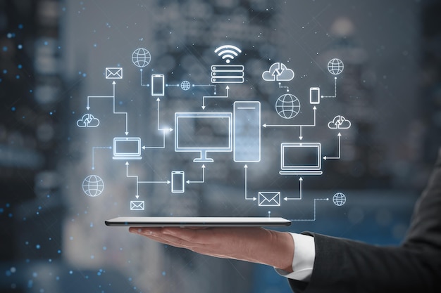 zakenman hand met mobiele telefoon met creatieve gloeiende computer cloud netwerk hologram