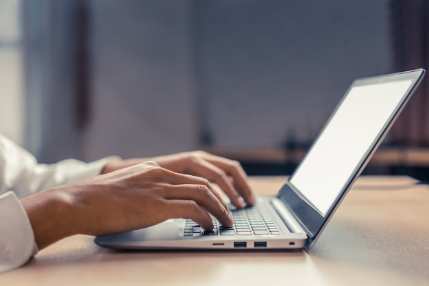 Zakenman hand te typen op het toetsenbord van de computer