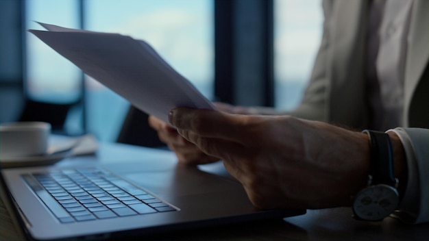 Zakenman handen met behulp van computer touchpad in kantoor met zeezicht Rapport controleren