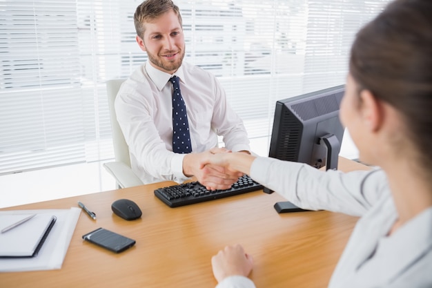 Zakenman handen schudden met een collega