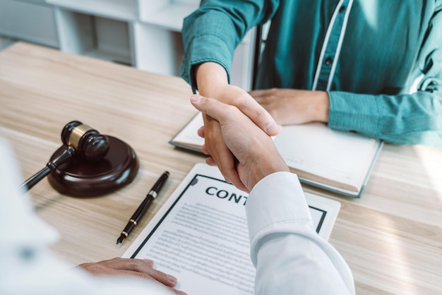 Foto zakenman handen schudden met professionele advocaat na bespreking van een groot deel van het contract in de rechtszaal handdruk na goede samenwerking