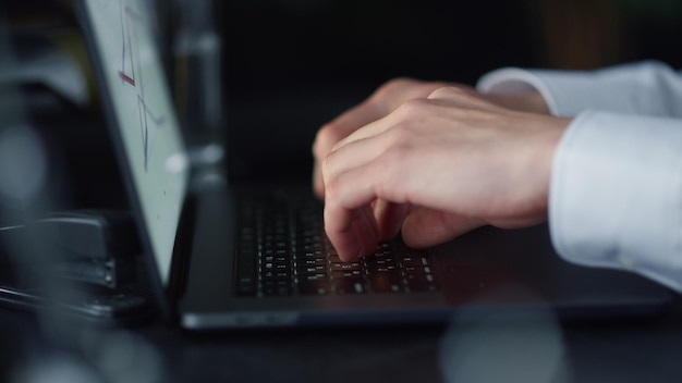 Zakenman handen typen op laptop op werkplek Professional met behulp van computer