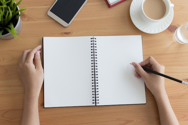 Foto zakenman handen werken met blanco papier en potloden op houten tafel