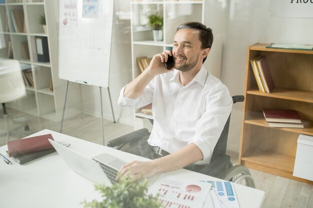 Zakenman heeft een gesprek over de telefoon