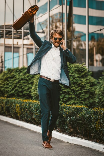 Zakenman het vieren succes die door het bureaugebouw lopen