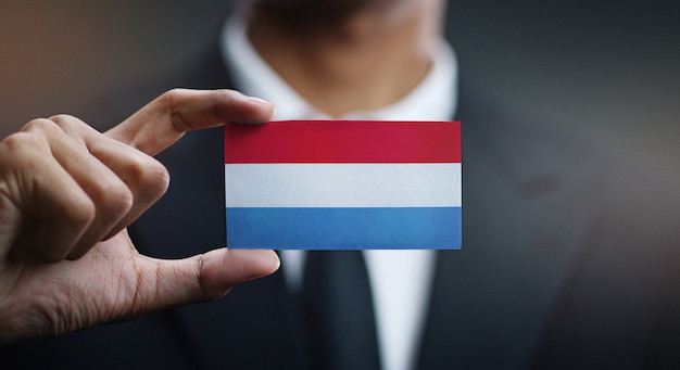 Zakenman Holding Card van de vlag van Luxemburg