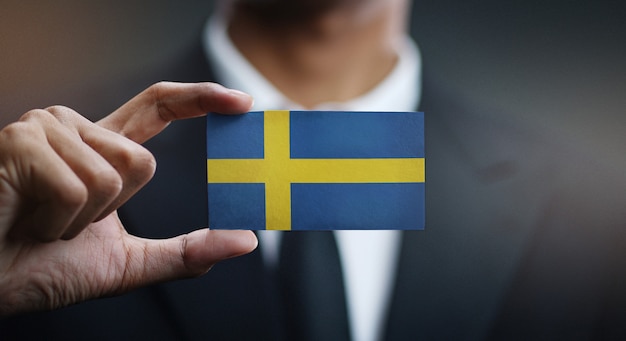 Zakenman Holding Card van de vlag van Zweden