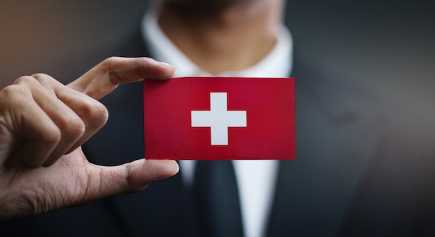Zakenman Holding Card van de vlag van Zwitserland