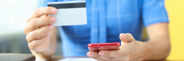 Zakenman houdt creditcard plastic kaart en smartphone online betalingen via mobiele app