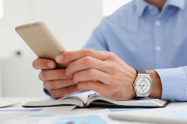 zakenman houdt een nieuwe telefoon in zijn hand