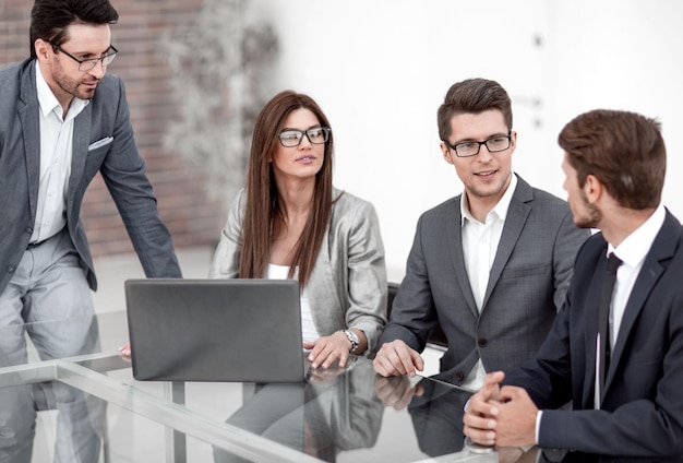 Zakenman houdt een werkvergadering met het zakelijke team