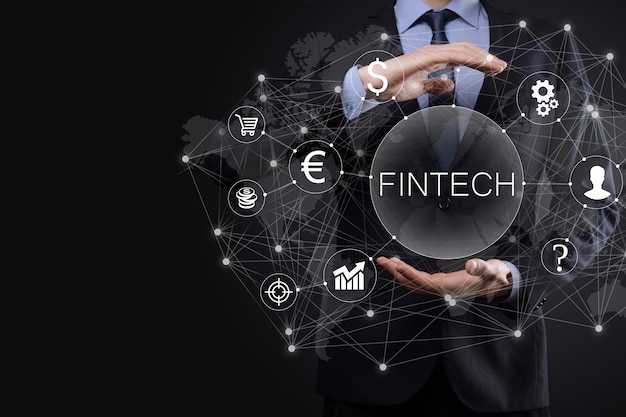 Zakenman houdt Fintech-financiële technologie concept. Zakelijke investeringsbankieren betaling. Cryptocurrency-investeringen en digitaal geld. Bedrijfsconcept op virtueel scherm.