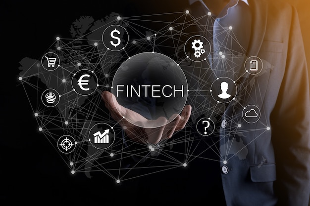 Zakenman houdt fintech-financiële technologie concept. zakelijke investeringsbankieren betaling. cryptocurrency-investeringen en digitaal geld. bedrijfsconcept op virtueel scherm.