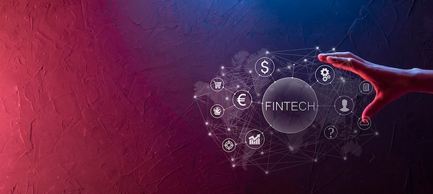 Zakenman houdt fintech-financiële technologie concept. zakelijke investeringsbankieren betaling. cryptocurrency-investeringen en digitaal geld. bedrijfsconcept op virtueel scherm.