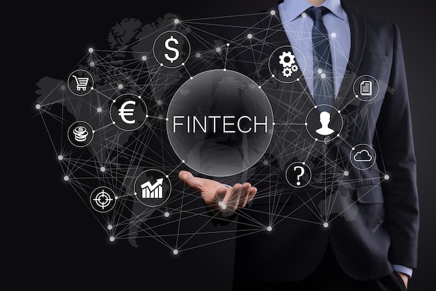Zakenman houdt Fintech-financiële technologie concept. Zakelijke investeringsbankieren betaling. Cryptocurrency-investeringen en digitaal geld. Bedrijfsconcept op virtueel scherm.