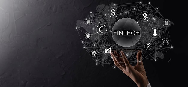 Zakenman houdt Fintech-financiële technologie concept. Zakelijke investeringsbankieren betaling. Cryptocurrency-investeringen en digitaal geld. Bedrijfsconcept op virtueel scherm.