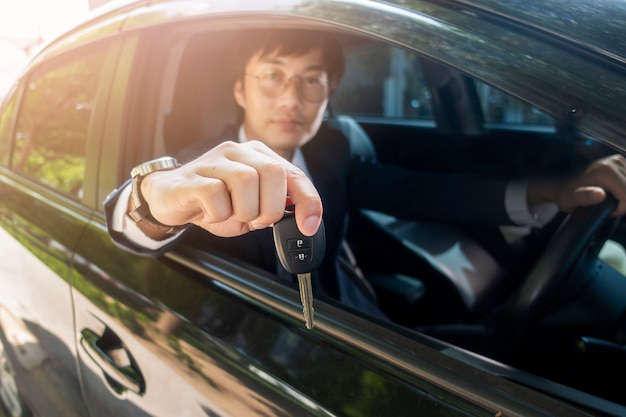 Zakenman houdt sleutel auto in de auto