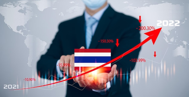 Zakenman houdt Thaise vlag en Thailand Stock Exchange crisis rode marktprijs naar beneden grafiek daling