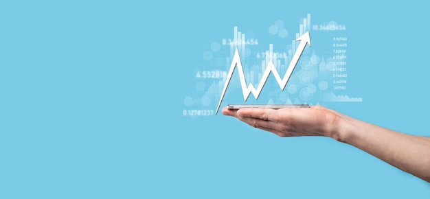 Zakenman houdt verkoopgegevens en grafiek van de economische groei vast. Bedrijfsplanning en strategie. Analyseren van ruilhandel. Financieel en bankieren. Technologie digitale marketing. Winst- en groeiplan.