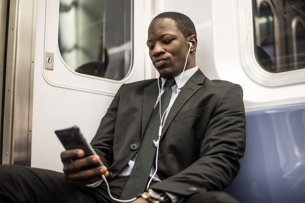 Zakenman in de metro