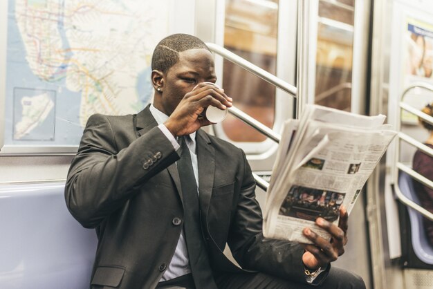 Zakenman in de metro