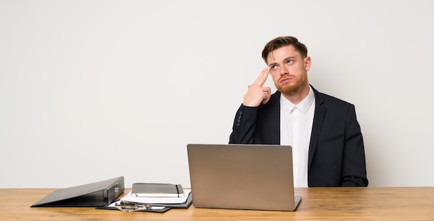 Zakenman in een bureau met problemen die zelfmoordgebaar maken