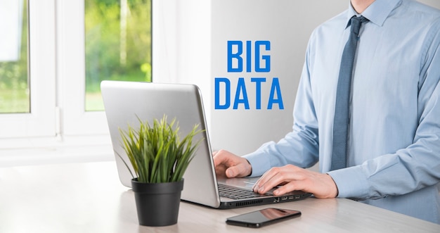 Zakenman in een pak op een donkere achtergrond heeft het opschrift big data. storage network online server concept.social netwerk of business analytics vertegenwoordiging