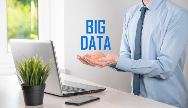 Zakenman in een pak op een donkere achtergrond heeft het opschrift BIG DATA. Storage Network Online Server Concept.Social netwerk of business analytics vertegenwoordiging