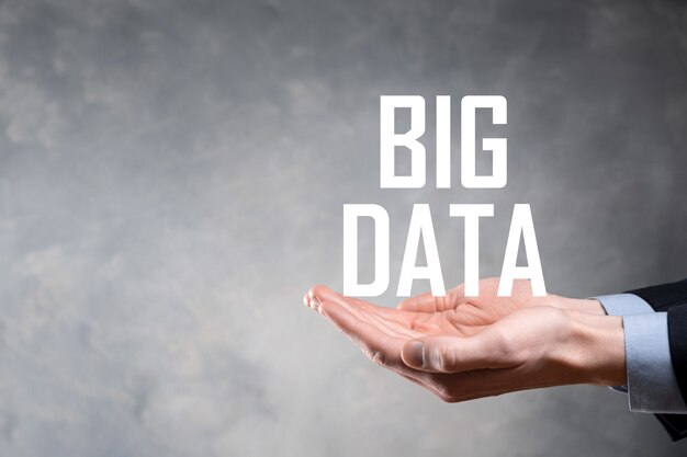 Zakenman in een pak op een donkere ondergrond heeft de inscriptie BIG DATA