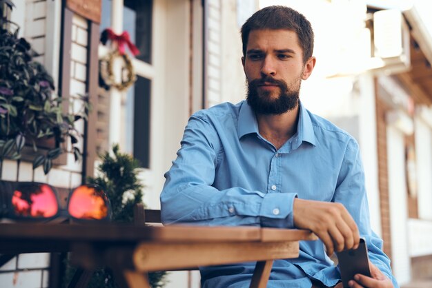 Zakenman in een zomercafé werkt communicatietechnologie