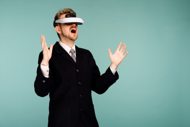 Zakenman in formele kleding met een virtual reality-bril opende verrast zijn mond
