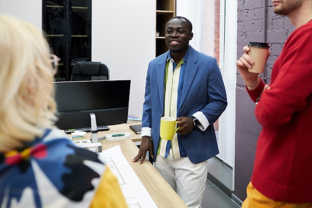 Zakenman in gesprek met collega's tijdens meeting