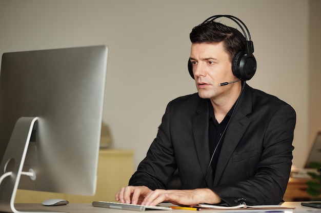 Zakenman in headset aan het werk